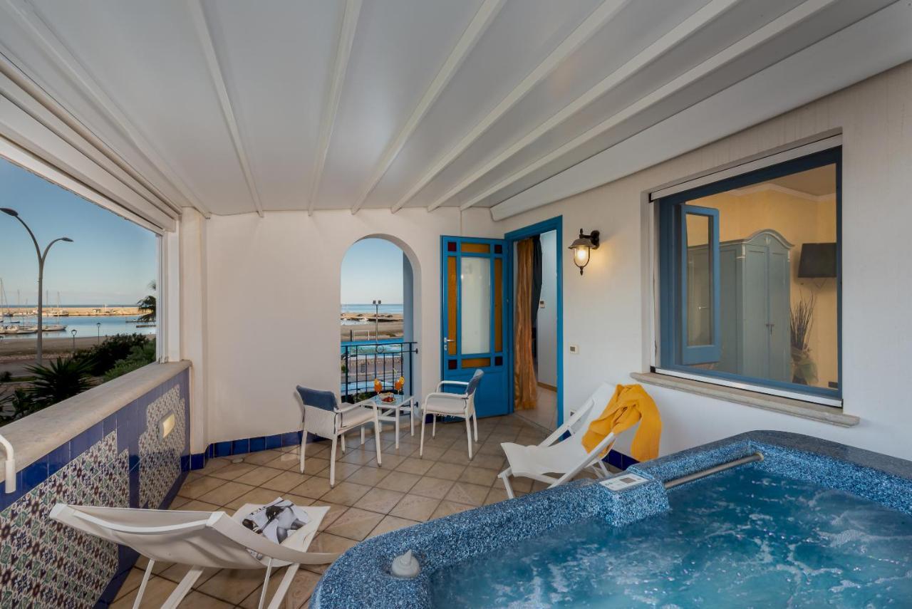 Hotel Ristorante Mediterraneo Faro サン・ヴィート・ロ・カーポ エクステリア 写真